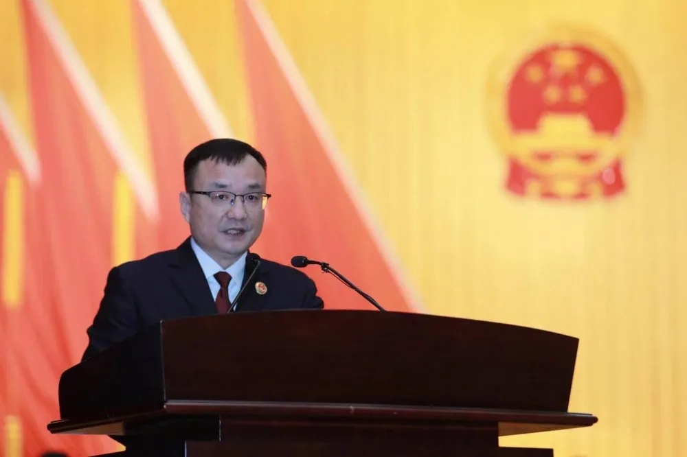 袁怀宇检察长向市十六届人民代表大会第七次会议作工作报告
