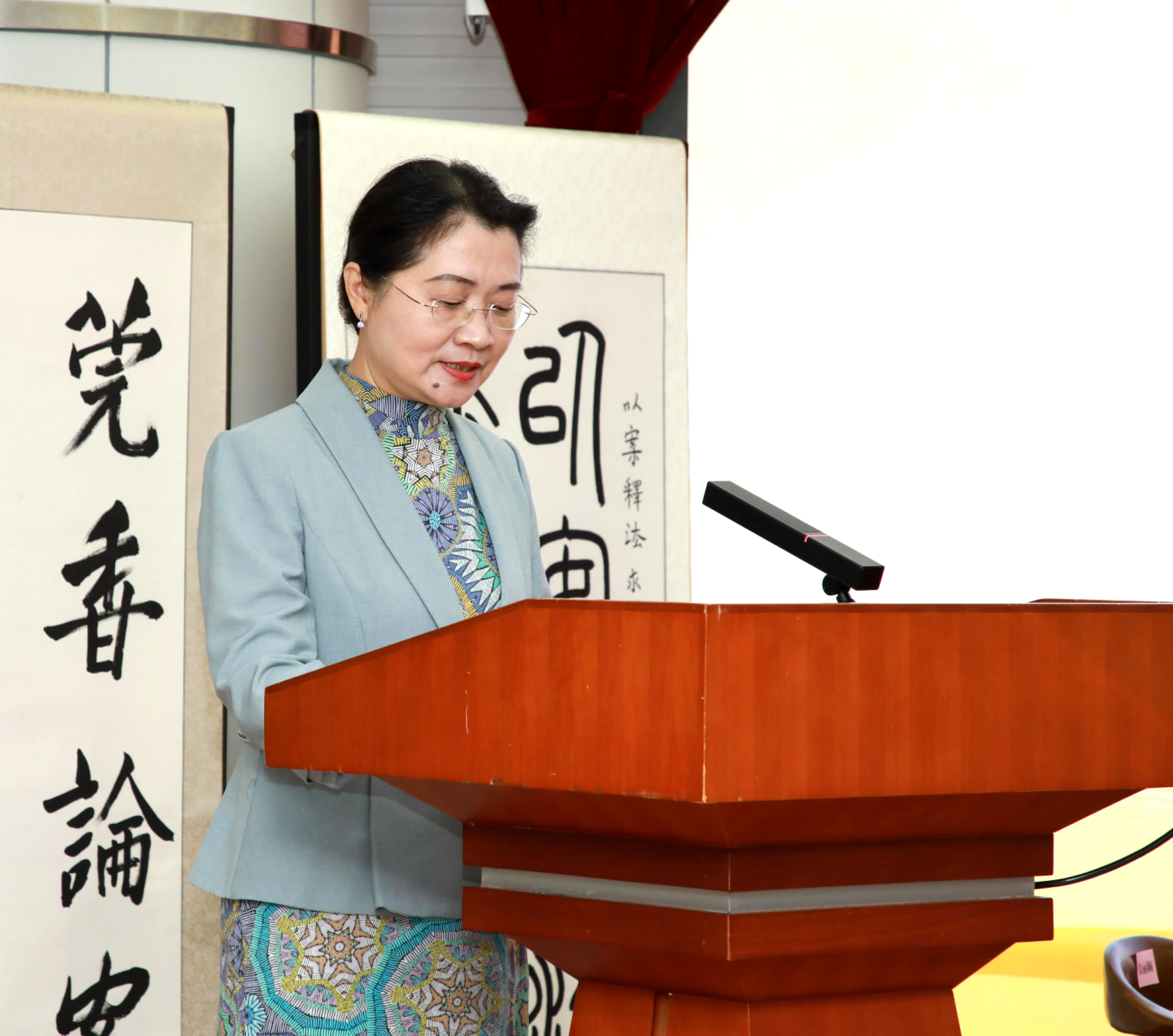 总主持人徐玲利(1).JPG